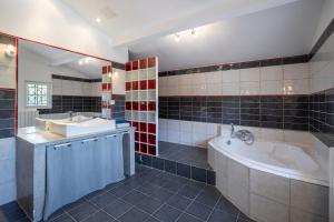 Villas Villa Lumineuse avec Piscine Chambres OU Villa : photos des chambres