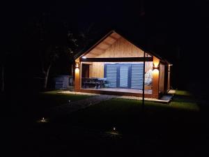 Naujai įrengtas atostogų namelis su kubilu ir pirtimi