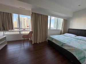 Cozi Modern Loft Suite near high street BGC wifi pool