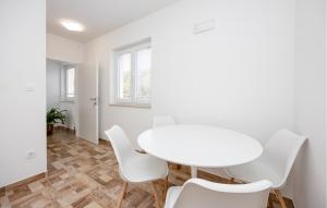 Cozy Apartment In Donji Vinjani 