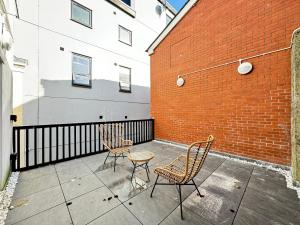 Two bedroom flat in Cardiff Bay with roof terrace