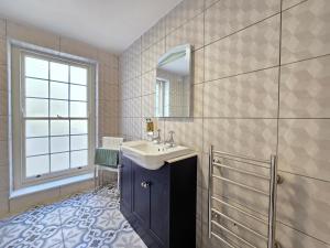 Two bedroom flat in Cardiff Bay with roof terrace