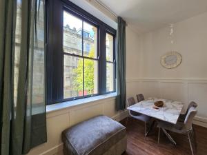 Two bedroom flat in Cardiff Bay with roof terrace