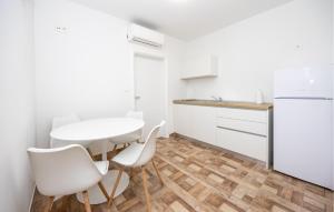 Cozy Apartment In Donji Vinjani 