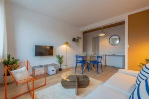 Two bedroom apartment near shops & tram