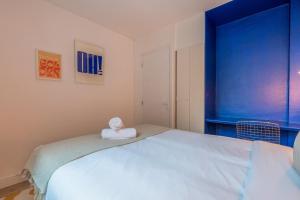Two bedroom apartment near shops & tram
