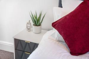 Spacious 3-Bed Home in South Shields, Sleeps 8