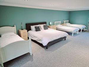 Large 4 bedroom house on the river Wensum sleeps 13