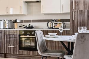 City Centre Apartment - close by tomain shops, attractions, bars & more!