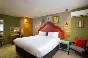 King Room - Courtyard room in Elmbank Hotel And Lodge - part of The Cairn Collection