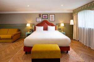George Walton Junior King Suite room in Elmbank Hotel And Lodge - part of The Cairn Collection