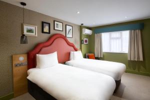 Connecting Family King Room room in Elmbank Hotel And Lodge - part of The Cairn Collection