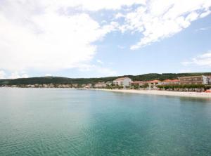 Spacious Beachfront Apartment Ciovo 