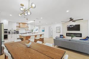 3-BD 3-BA Bungalow ft Backyard w Deck & Firepit