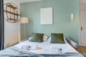 Montmartre l Close to Sacré-Coeur & Rue des Abbesses