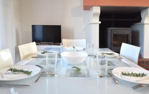 Maisons de vacances Nice Home In Saint Marcouf With Wifi : photos des chambres