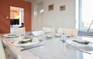 Maisons de vacances Nice Home In Saint Marcouf With Wifi : photos des chambres