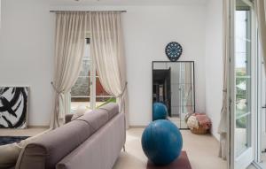 Awesome Home In Nin With Heated Swimming Pool 