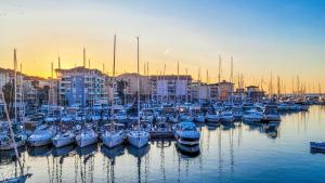 Tres jolie STUDIO A 2 MINUTES DE LA PLAGE ET DU PORT DE Fréjus secteur base nature