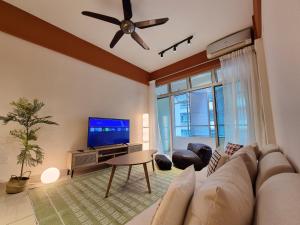 Walking Distance to Mount Austin - 6 pax Newly Renovated