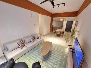 Walking Distance to Mount Austin - 6 pax Newly Renovated