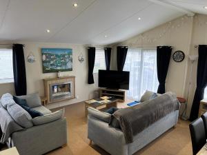 Stunning Lodge Boasting Large Decking Area At California Cliffs Ref 50008L