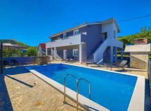 Idyllic Holiday Home with Private Pool, Sun Deck, and Organic Garden - Mravnica