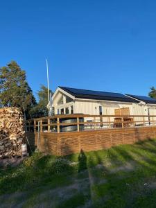 Eget hus med badtunna i skärgårdsmiljö