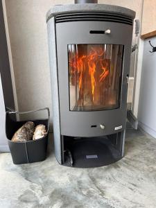 Eget hus med badtunna i skärgårdsmiljö