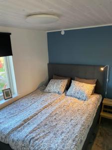 Eget hus med badtunna i skärgårdsmiljö