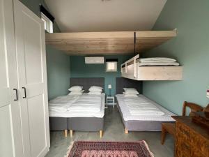 Eget hus med badtunna i skärgårdsmiljö