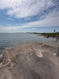 Eget hus med badtunna i skärgårdsmiljö