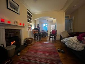 Stunning Town house with parking, fire, games room
