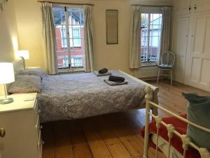 Stunning Georgian Town house with Open Fire, Piano & Games Room