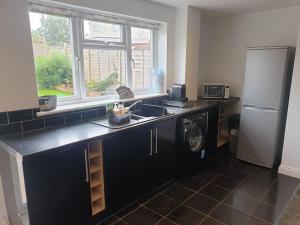 Coates Road-Spacious 4 bed home-near RD&E-parking