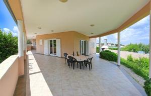 2 Bedroom Awesome Apartment In Ugljan - 4hvězdičkové hotely ve městě Ugljan