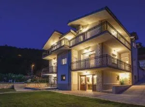 Serene Villa with Pool, BBQ, and Authentic Tavern Surrounded by Nature - Trilj