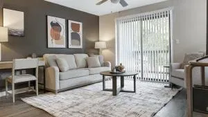 Landing at Perry Street Lofts - 1 Bedroom in Petersburg - 伍德维尔