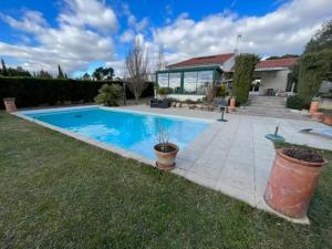 Villas Gorgeous 5 bedroom villa with air con, heated pool and garden for 12 : Villa