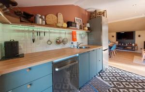 Maisons de vacances 1 Bedroom Nice Home In Docelles : photos des chambres
