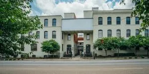 Landing at Perry Street Lofts - 1 Bedroom in Petersburg - 伍德维尔