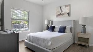 Landing at Clark Ridge Canyon - 1 Bedroom in Dallas