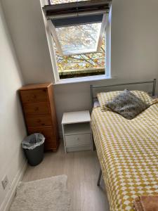 Single room with shared bathroom and kitchen near Kings Cross
