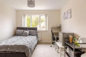 Large Double Room & Private EnSuite Bathroom, Badbury Park, Swindon, Near Great Western Hospital - 奥格本圣乔治