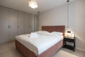 Chopina Glamour Apartment by BookingHost