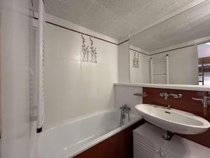Appartements Studio montagne 4 pers. avec balcon, pistes a 100m, parking, local a skis - Montgenevre - FR-1-330D-77 : Appartement (4 Adultes)