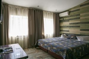 Standard Queen Room room in Raspberry Paradise