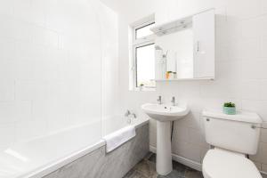 LongStays-4bedroom-2bath-6beds-By FabAccommodation