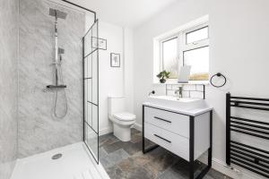 LongStays-4bedroom-2bath-6beds-By FabAccommodation