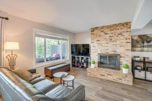 Riverfront Champlin Townhome with Deck and Water View! - 库恩拉匹兹